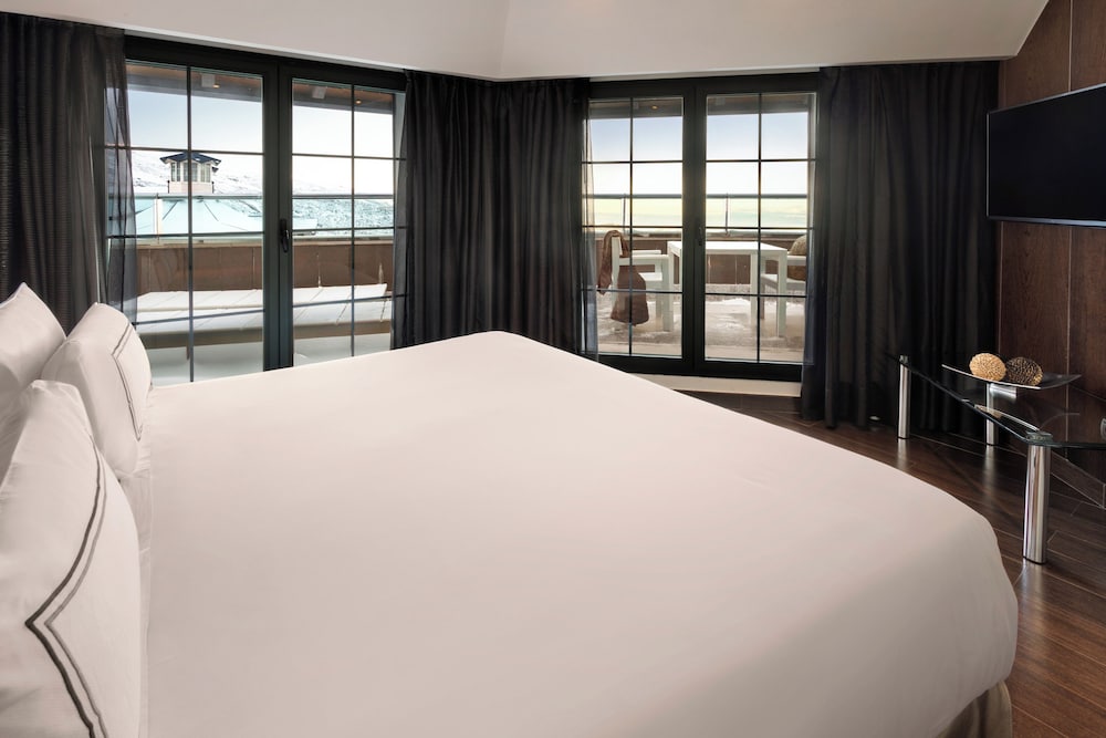 The Level, Suite, Twin Beds, Sofa, Terrace