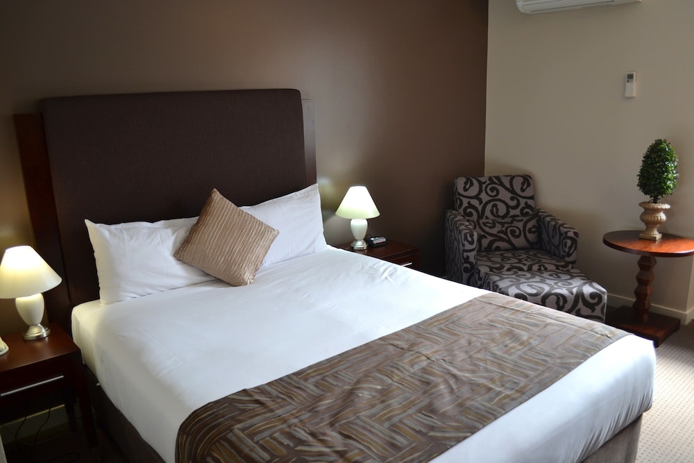 EXECUTIVE, QUEEN BED