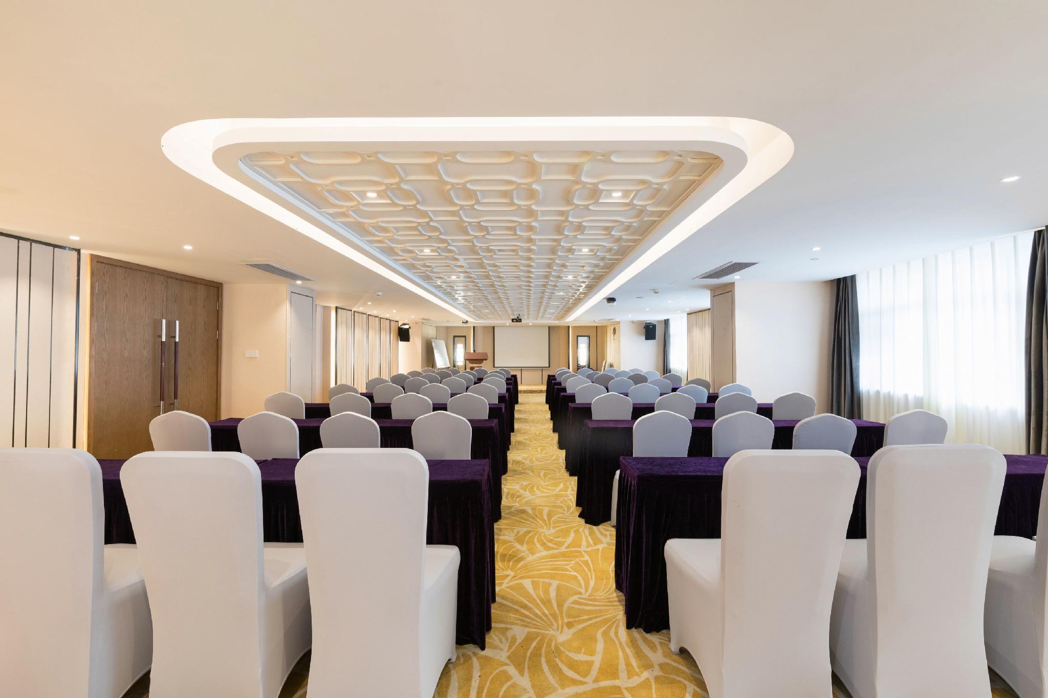Metropolo Jinjiang Hotels (Haikou Wuzhishan Road, Riyue Duty-free Plaza) 46/52