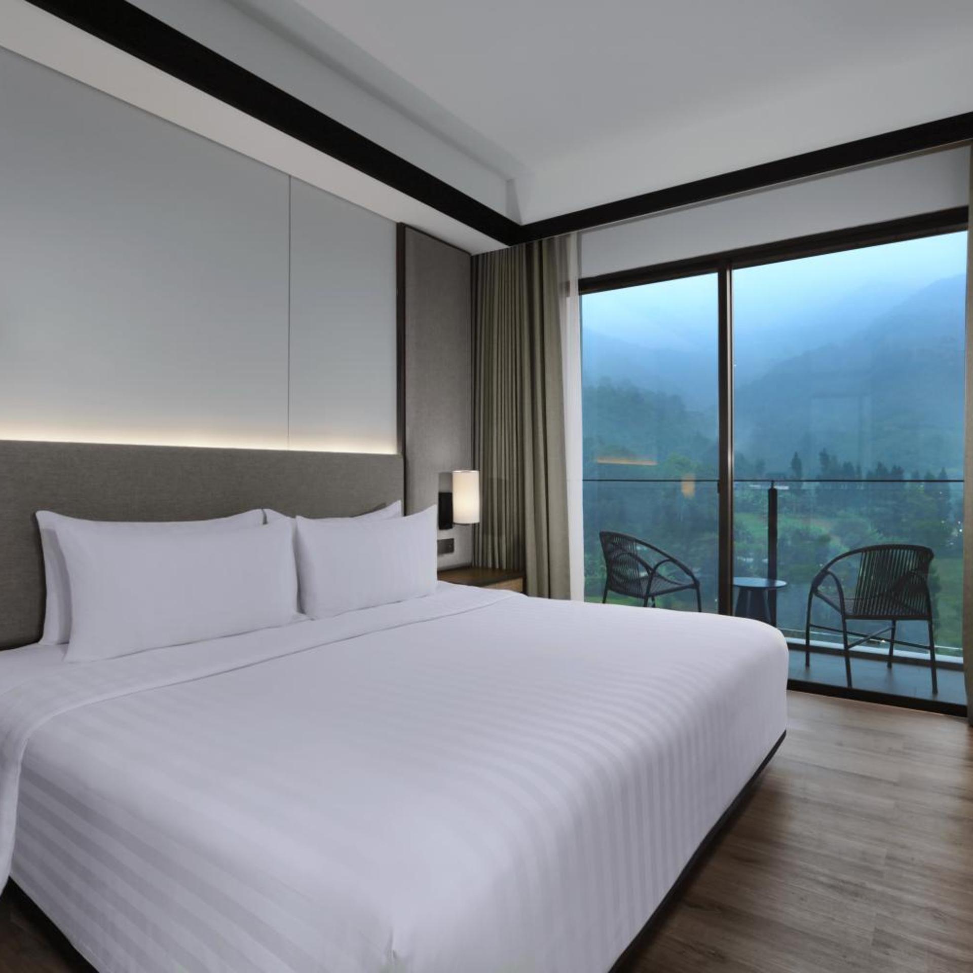 Junior Suite, King Bed, Pool and Mountain View