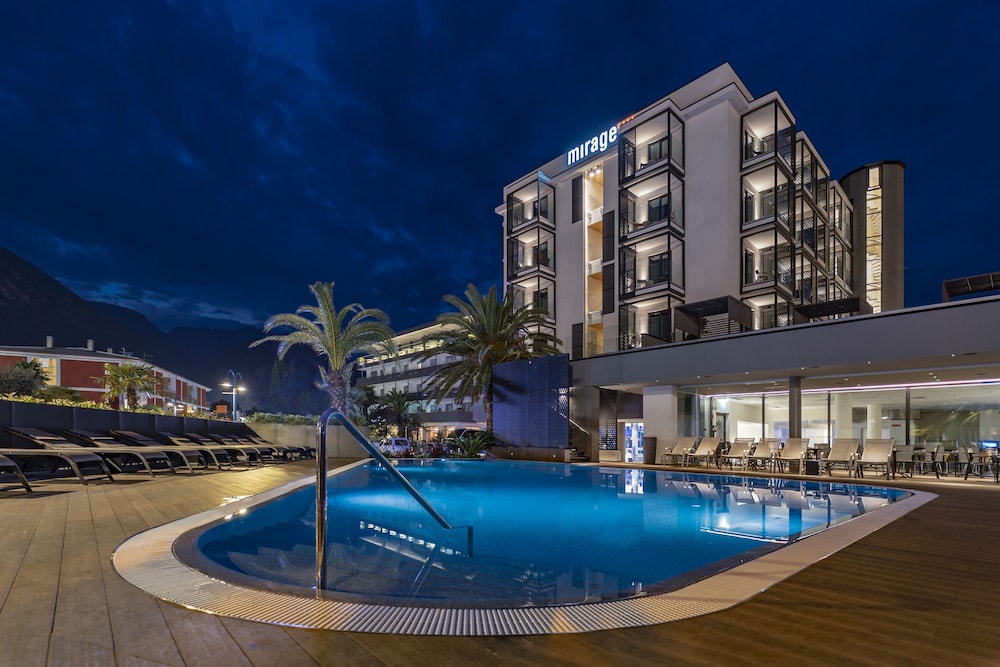 Lake Front Hotel Mirage 1/50