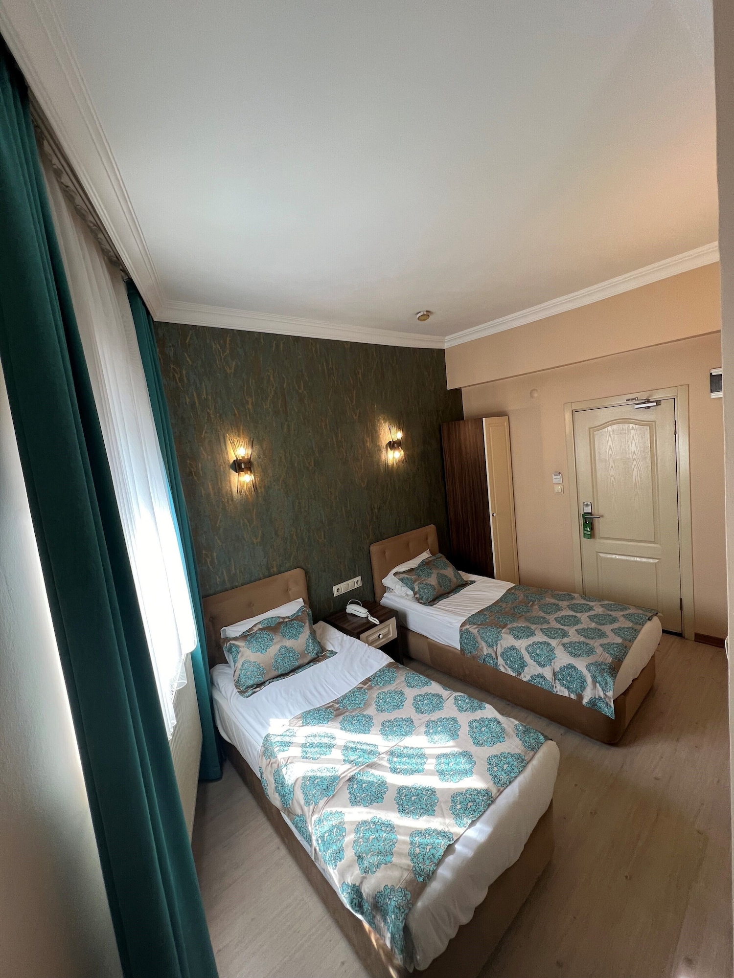 BASIC, TWIN BEDS