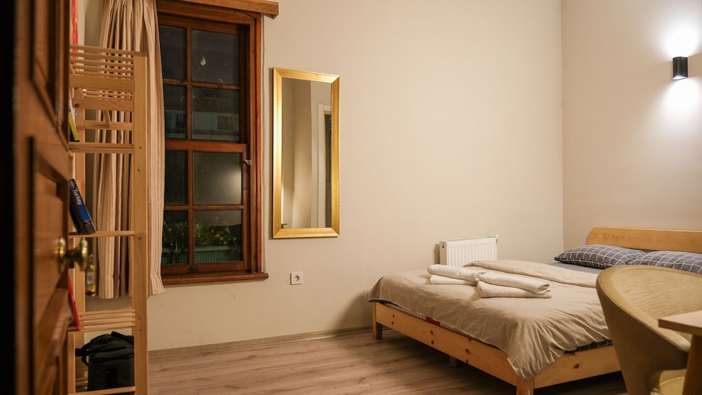 DELUXE, SINGLE, PRIVATE BATHROOM