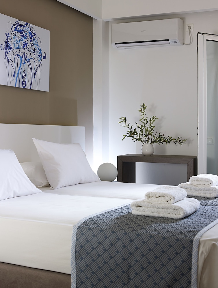 Coral Apartments 8/36