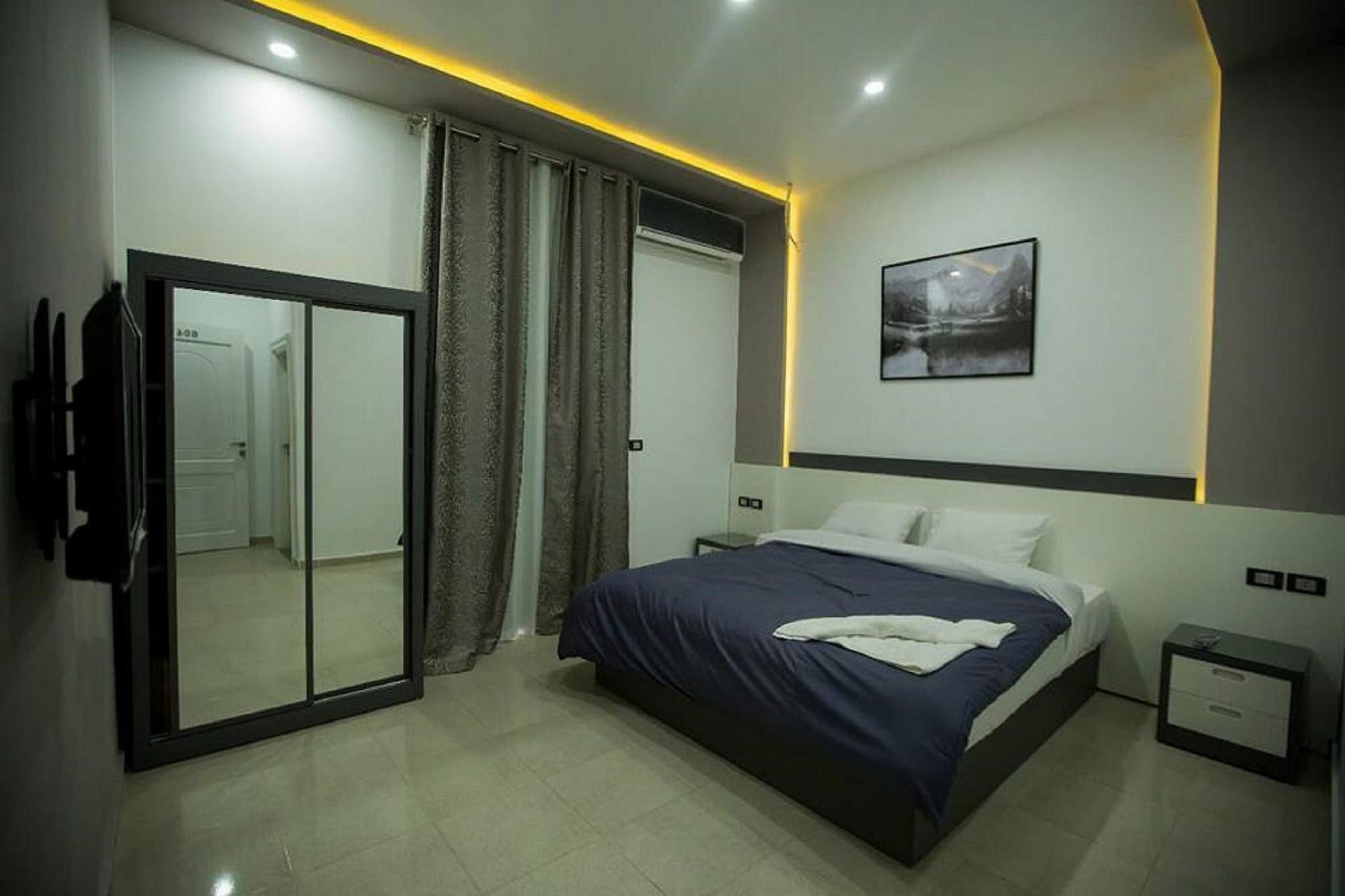 ROOM, QUEEN BED, PRIVATE BATHROOM
