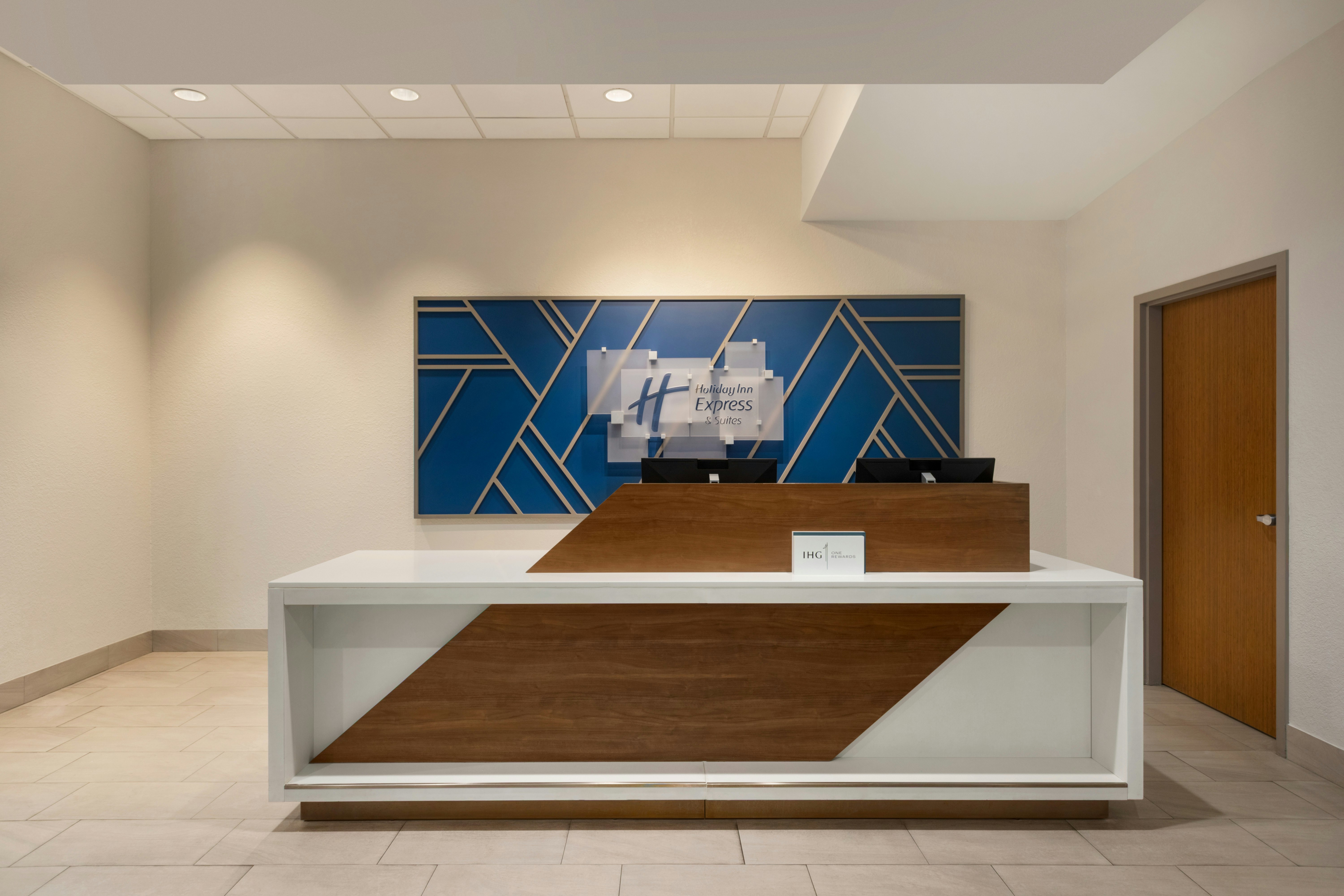 Holiday Inn Express Hotel and Suites Fort Lauderdale Airport South 4/34