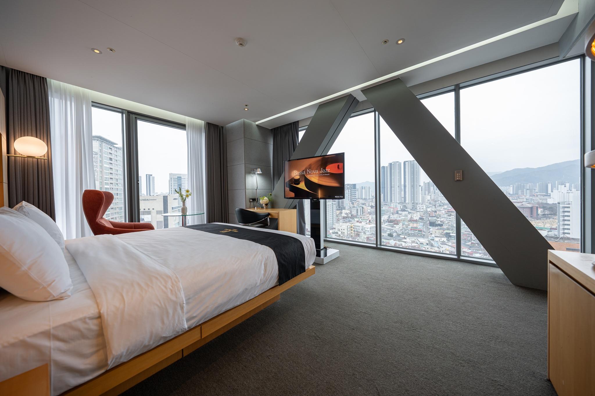 East, Deluxe, Double Bed, Corner