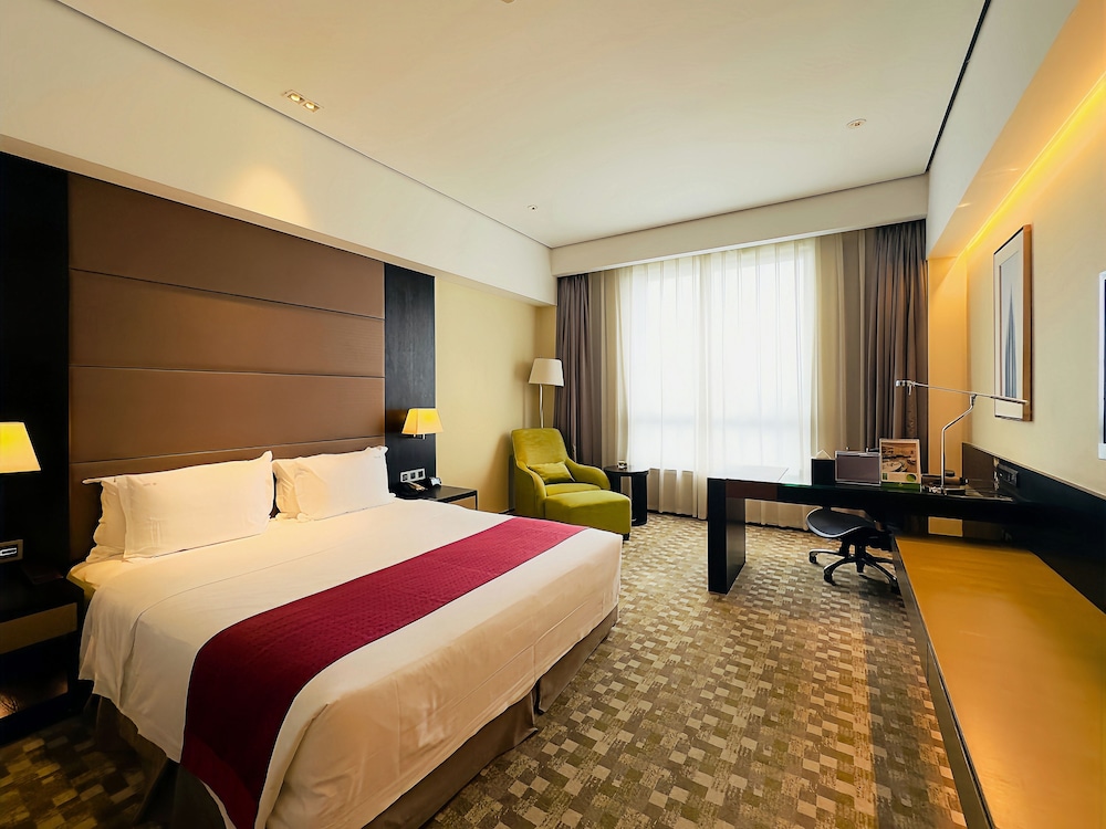 غرفة بريميوم بسرير كينج مع دخول صالة النادي في طابق مرتفع للمدخنين، Holiday Inn Nantong Oasis International 4/7