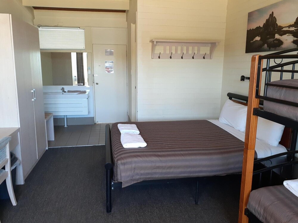 LAKE JINDABYNE HOTEL 21/75
