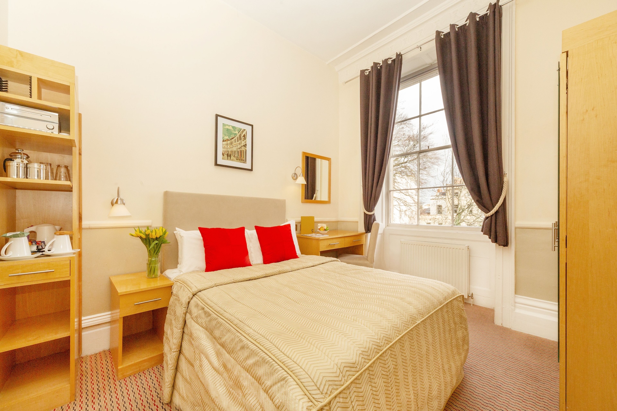 ROOM, DOUBLE BED