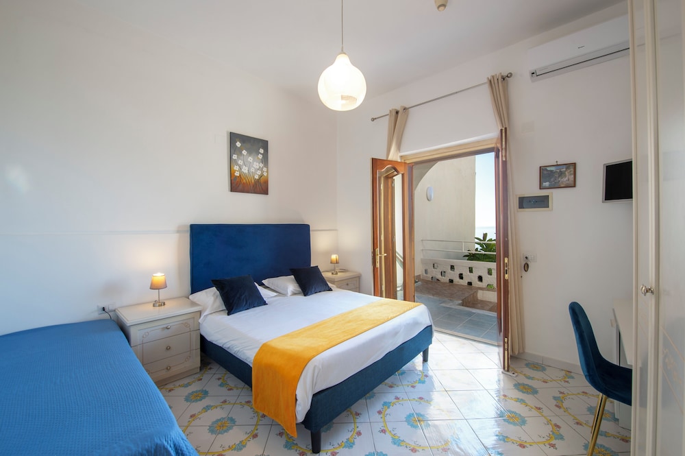 غرفة أساسية ثلاثية بسرير مزدوج وسرير فردي بإطلالة على البحر، Villa Bellavista 2/6