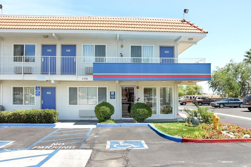 Motel6 Lancaster, CA 7/53