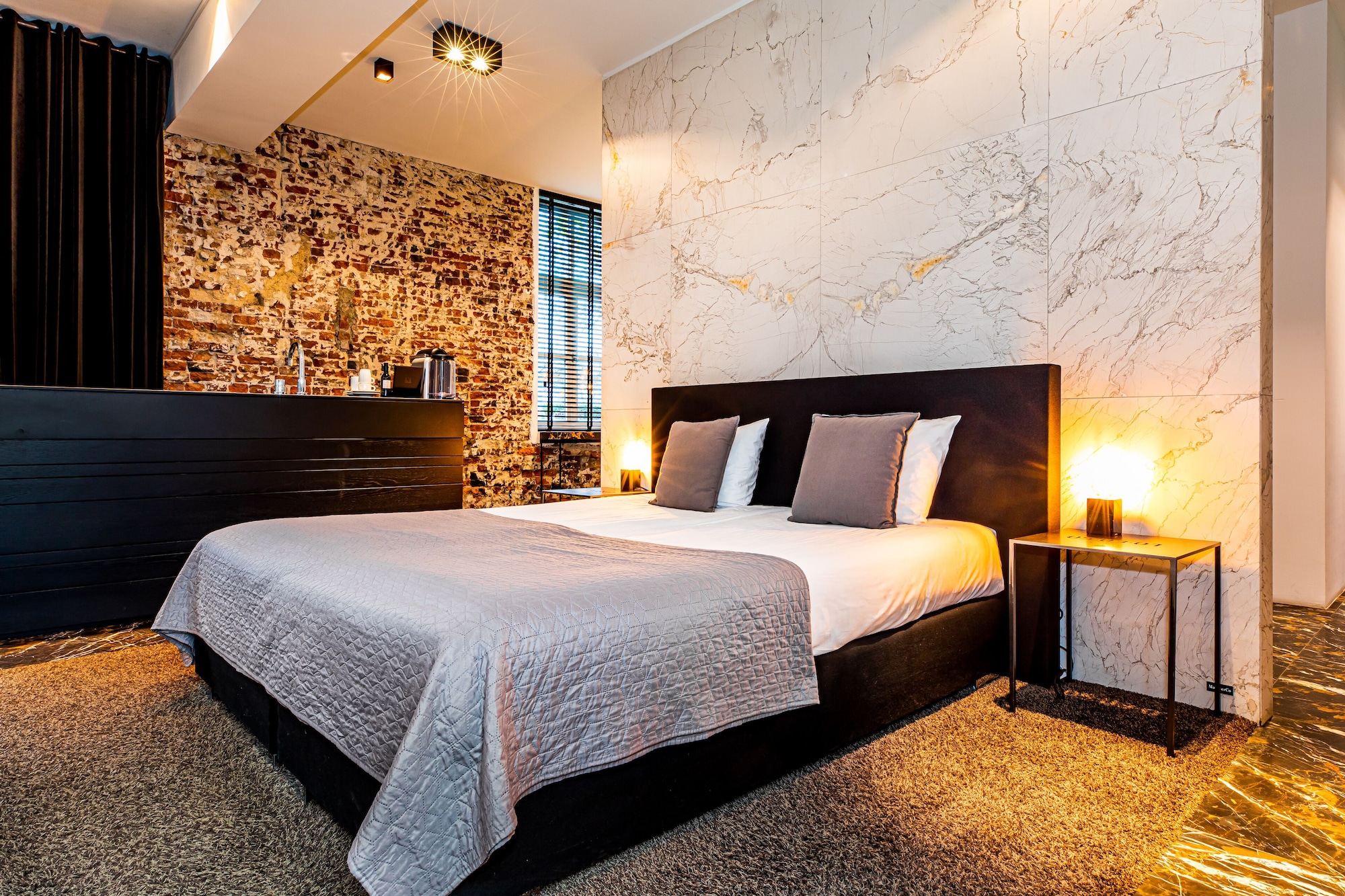 COACH HOUSE, STUDIO