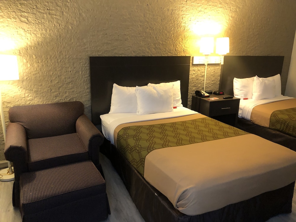 Econo Lodge Metro 12/36