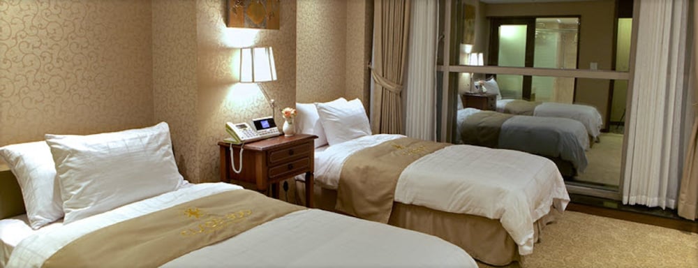 The Class 300 Hotel and Condominium 18/36