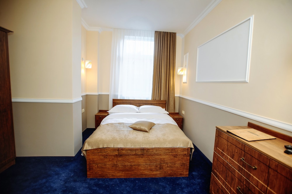 ROOM, SINGLE