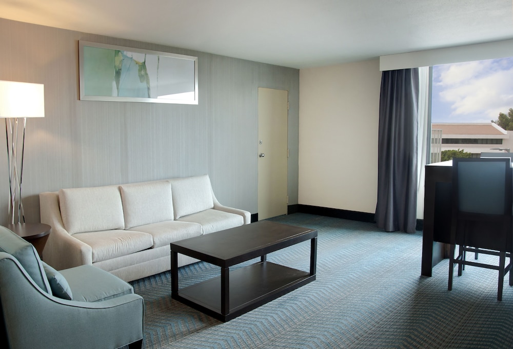 HOLIDAY INN VICTORVILLE 35/77