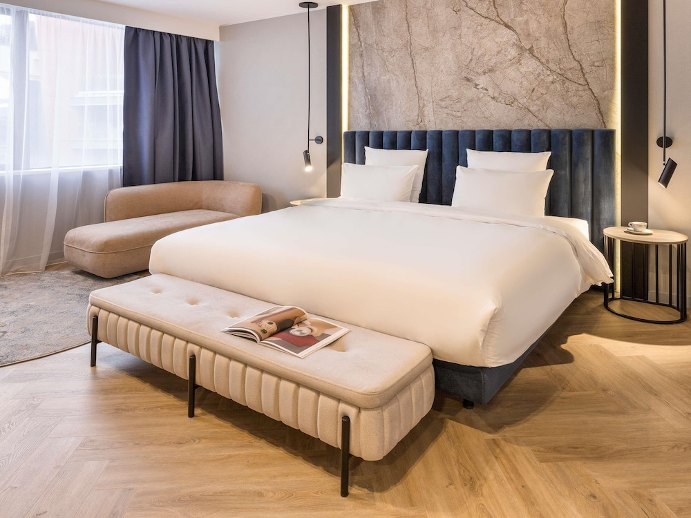 PRIVILEGE, KING BED