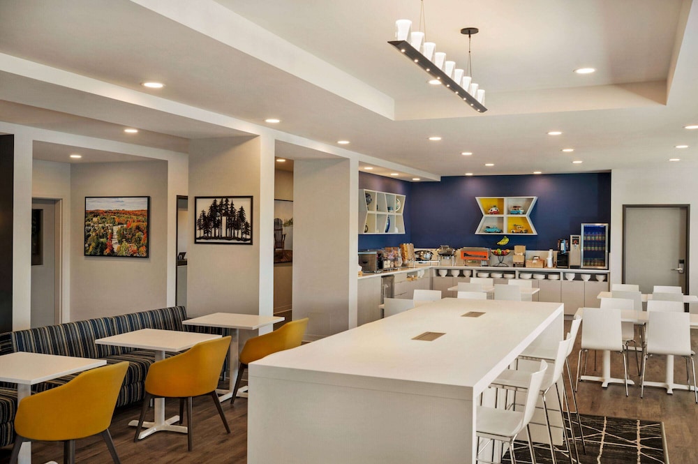 Microtel Inn and Suites by Wyndham Aurora 28/49