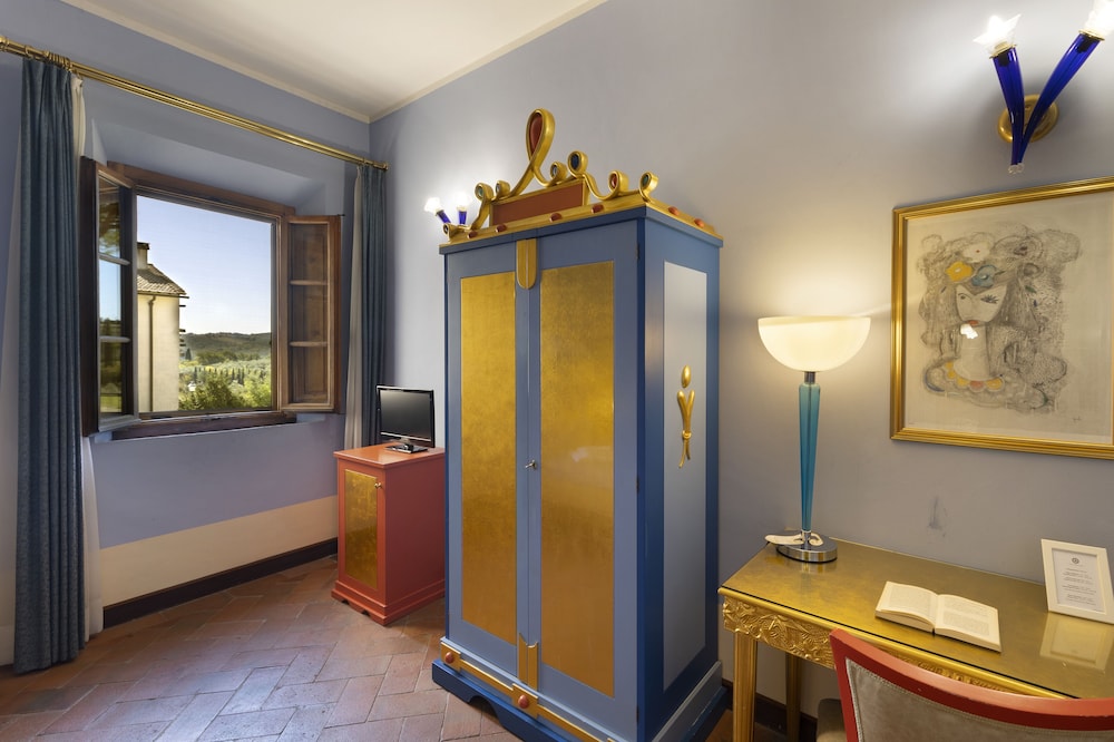 غرفة تنفيذية بسريرين منفصلين بإطلالة على الحديقة مع أريكة، Villa Castiglione 7/8