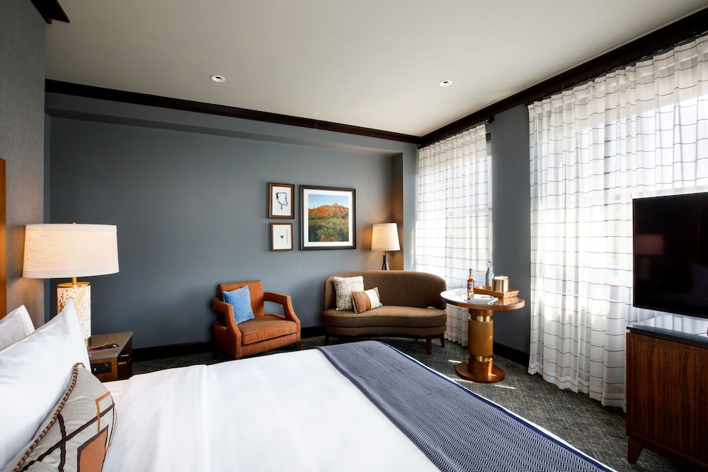 ROOM, KING BED, CORNER