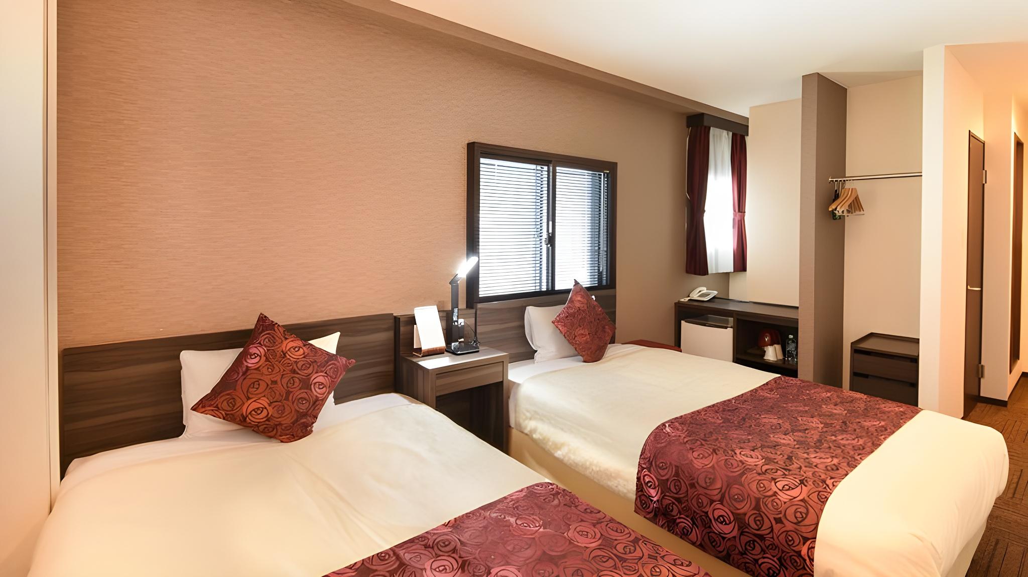 Semi Room, Semi Double or Twin Bed, Small