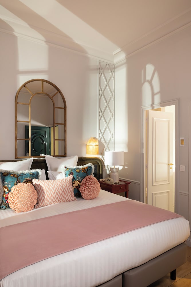 Junior Suite, 1 Queen and 1 Single Bed