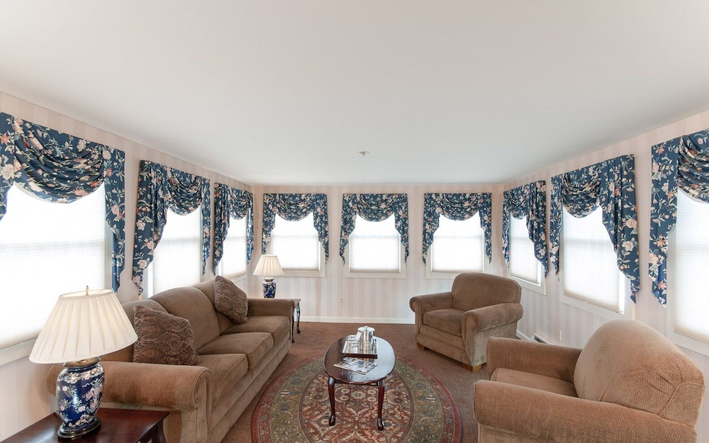 Lake View Hotel 33/46