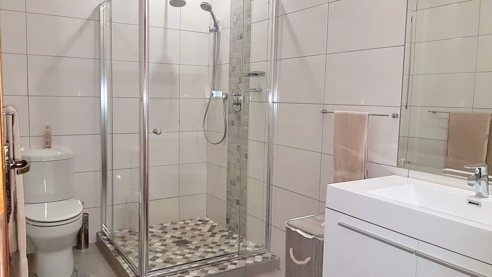 Six Valk Avenue Self Catering Guest House 44/50