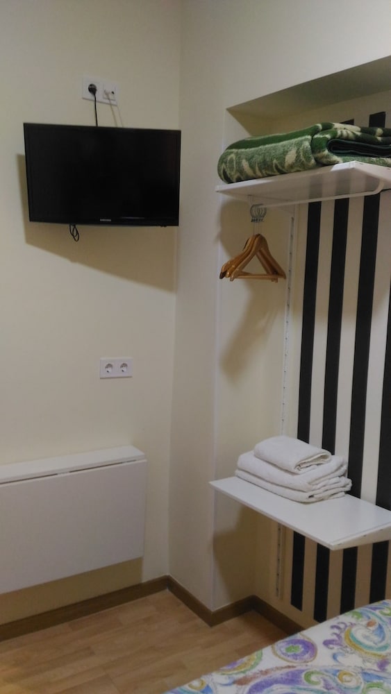 ROOM, TRIPLE, PRIVATE BATHROOM