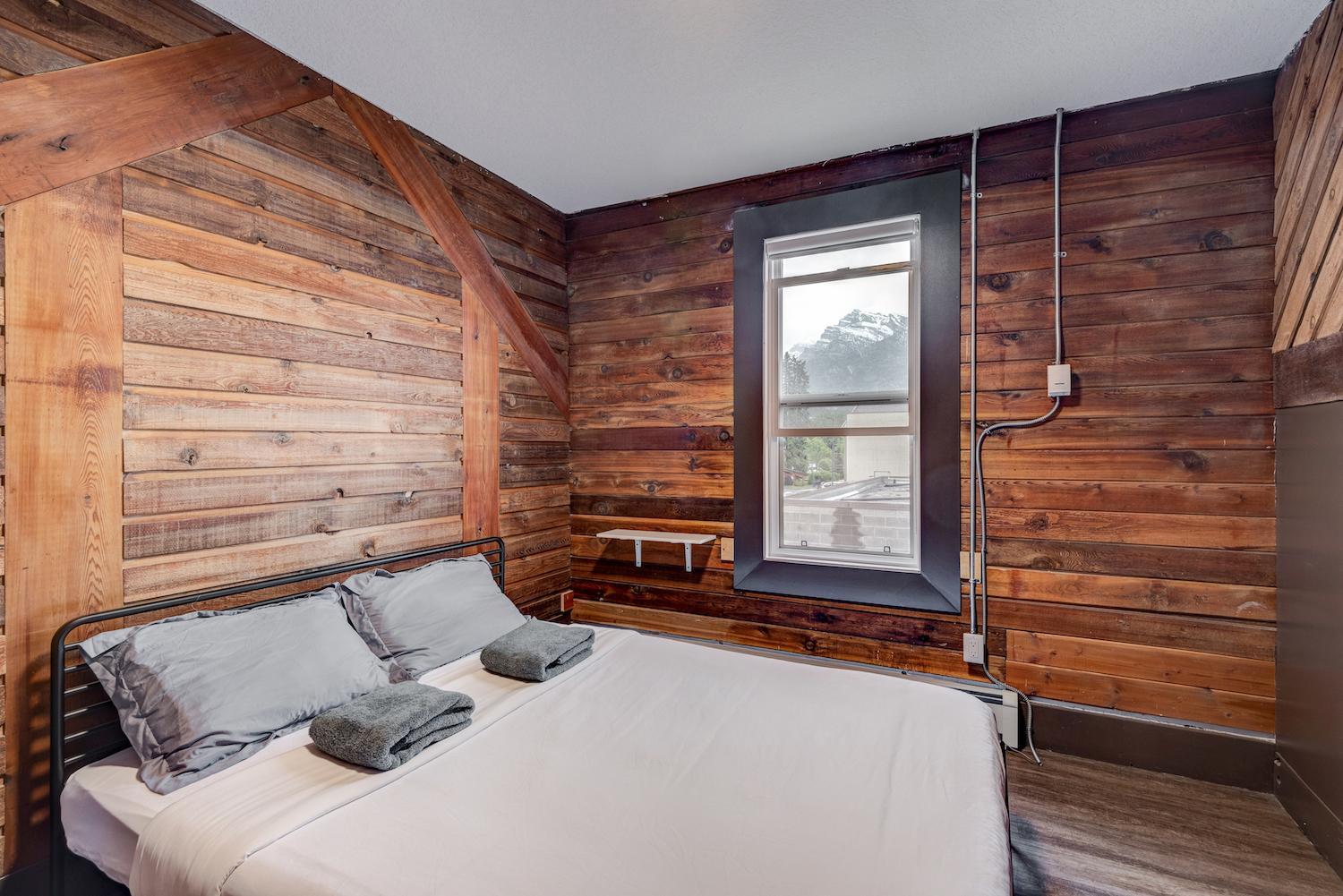 Room, Queen Bed, Shared Bathroom