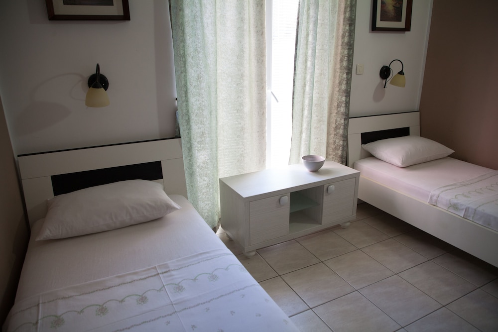 2 Bedrooms, Gallery, Apartment, Pool View, Terrace 4/9