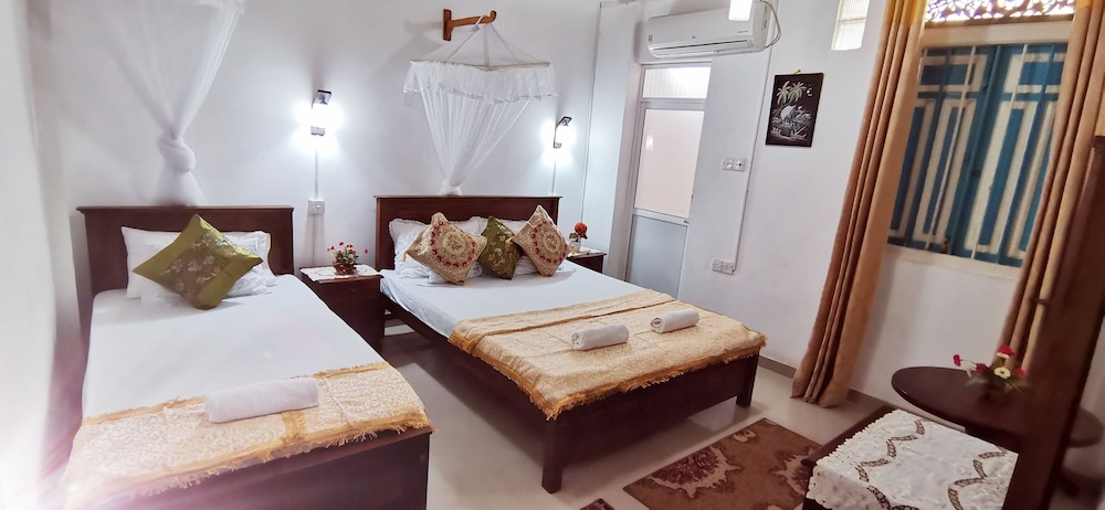 1 BEDROOM, BASIC, TRIPLE, CORNER