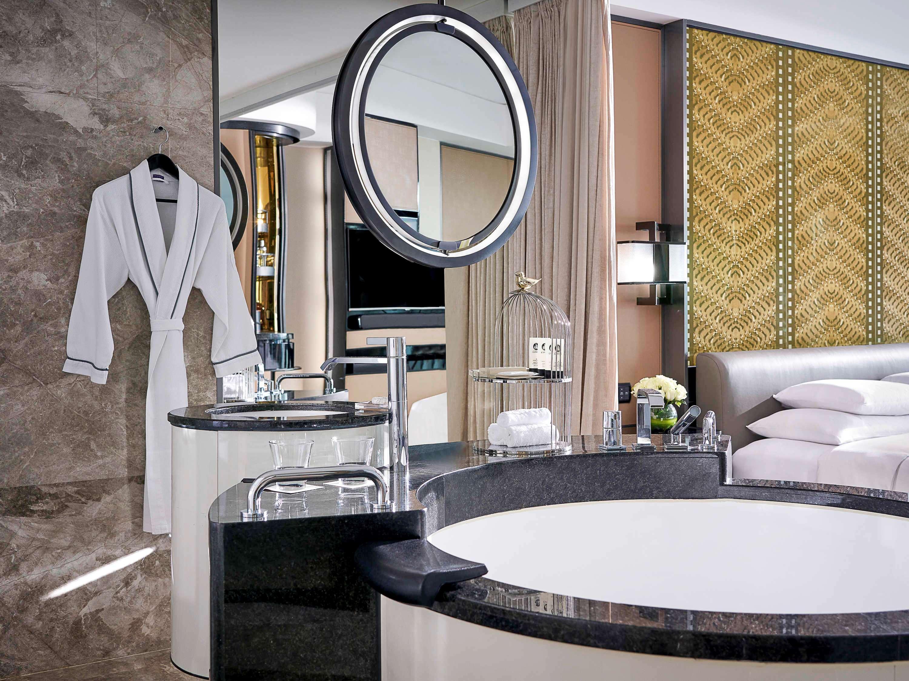 CLUB, LUXURY, KING BED