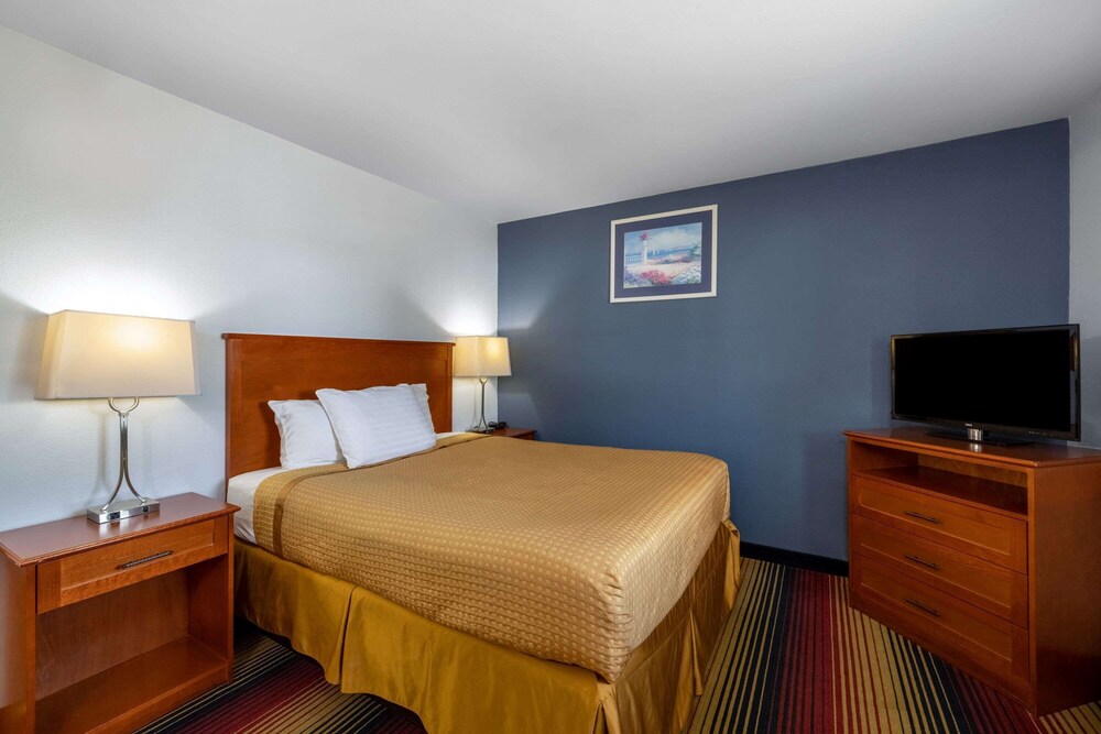 Travelodge by Wyndham Spirit Lake/Okoboji 26/53