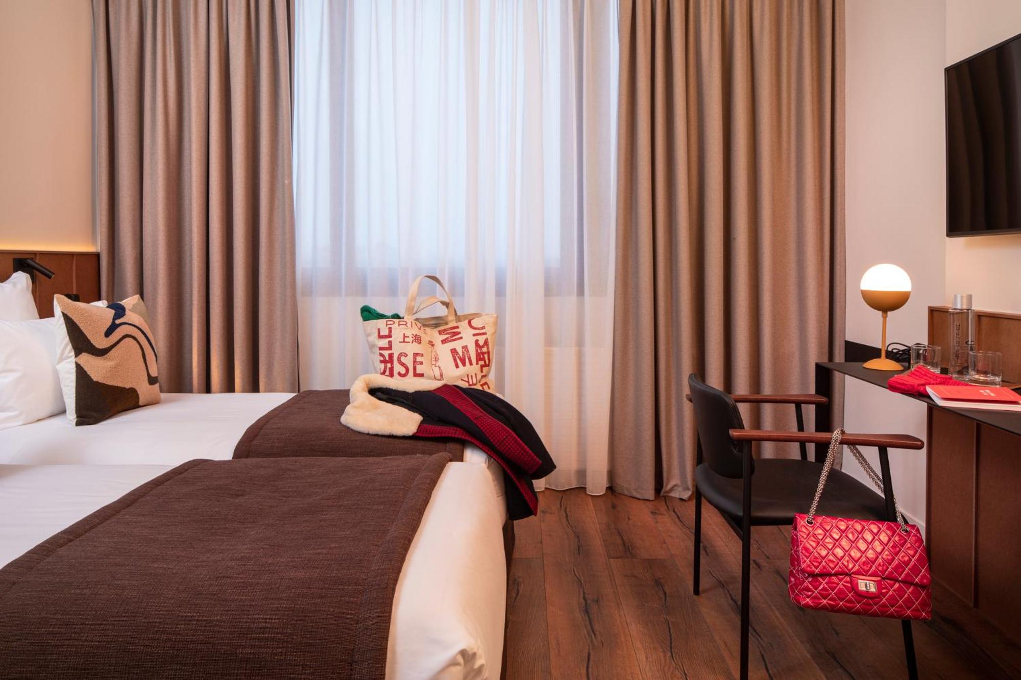 غرفة قياسية بسرير كينج، Hotel du Port 5/8