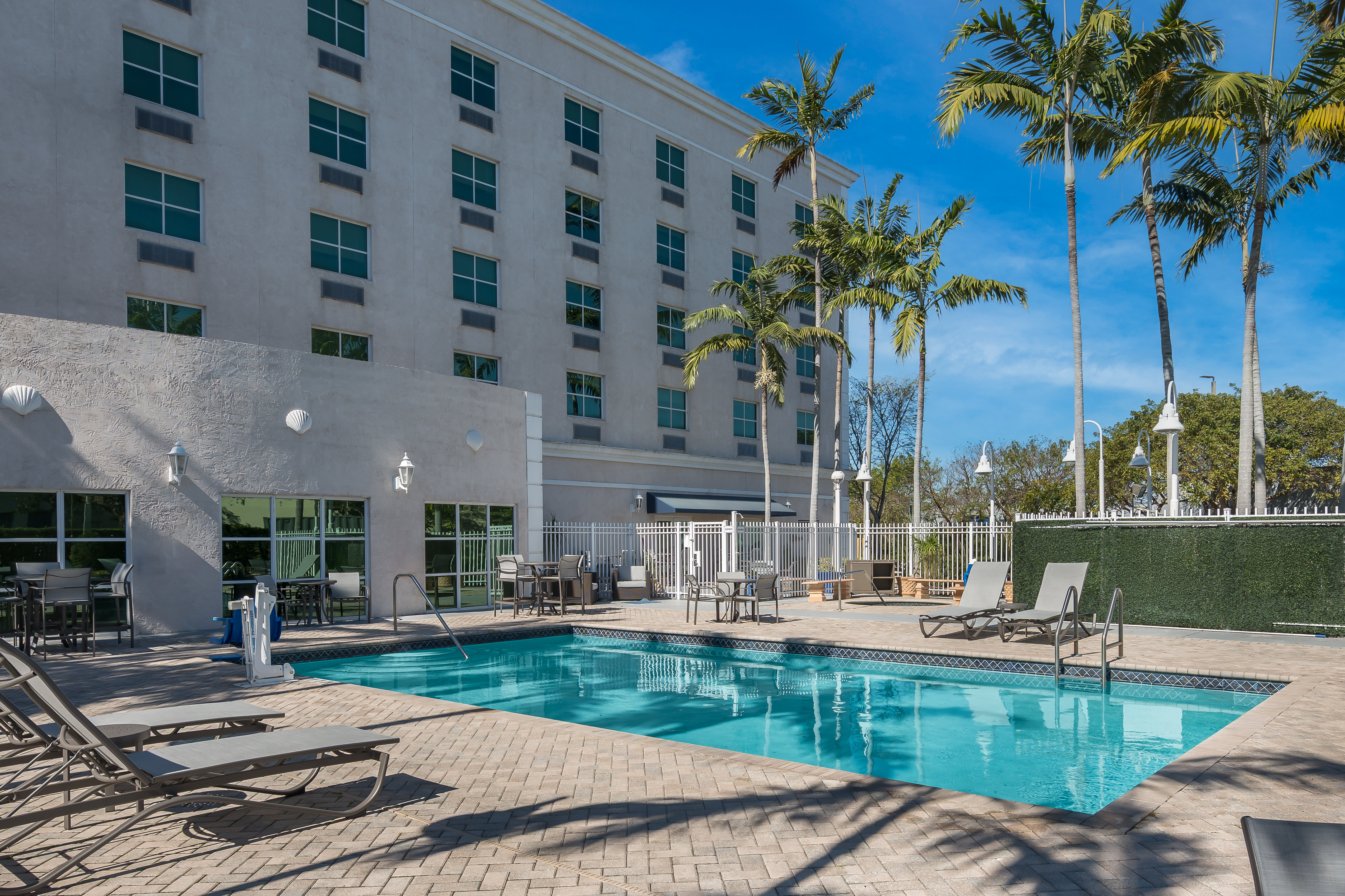 Holiday Inn Express and Suites Kendall 8/77