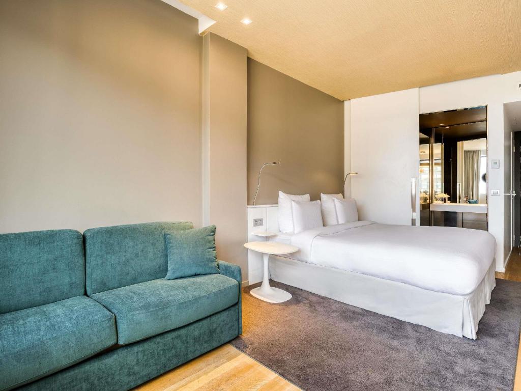 FRIENDS AND FAMILY, DOUBLE OR TWIN BED, CITY VIEW, SOFA