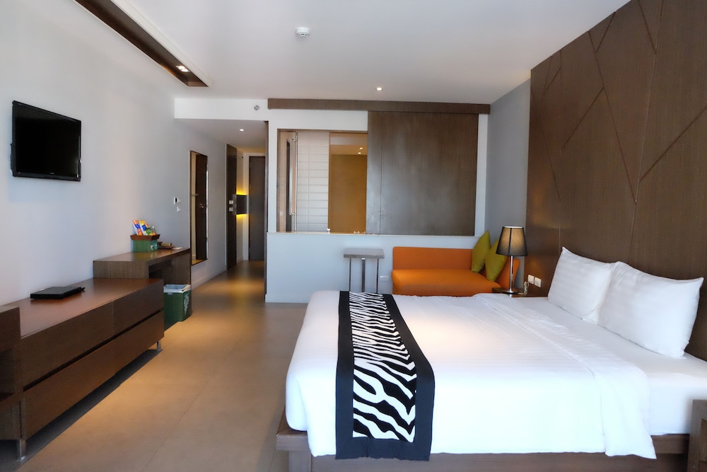 Season Five Hotel 27/53