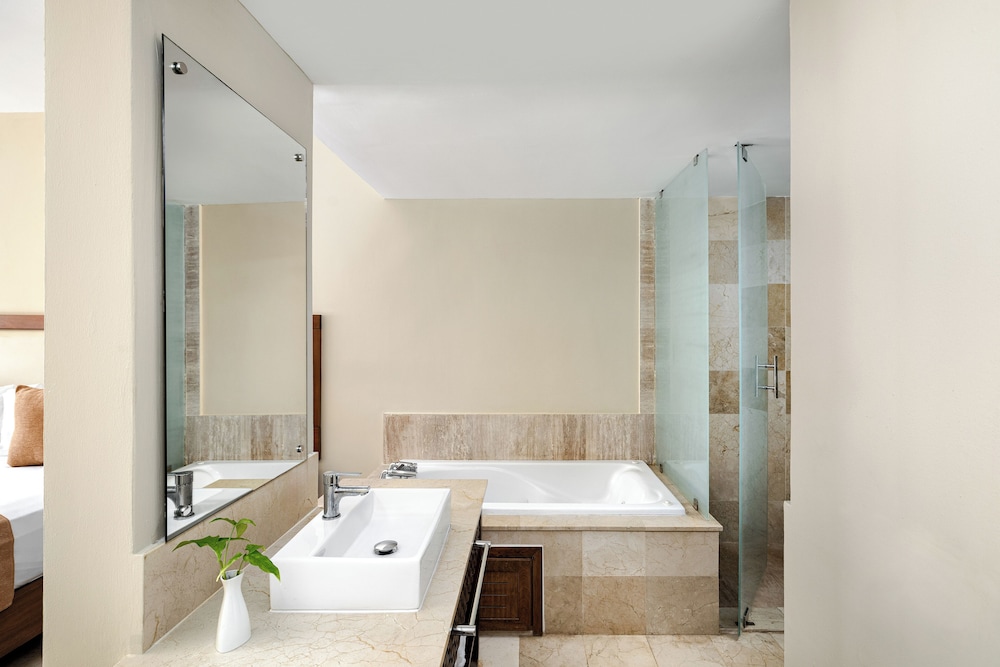 Sun Club, Junior Suite, King Bed, Ocean Front