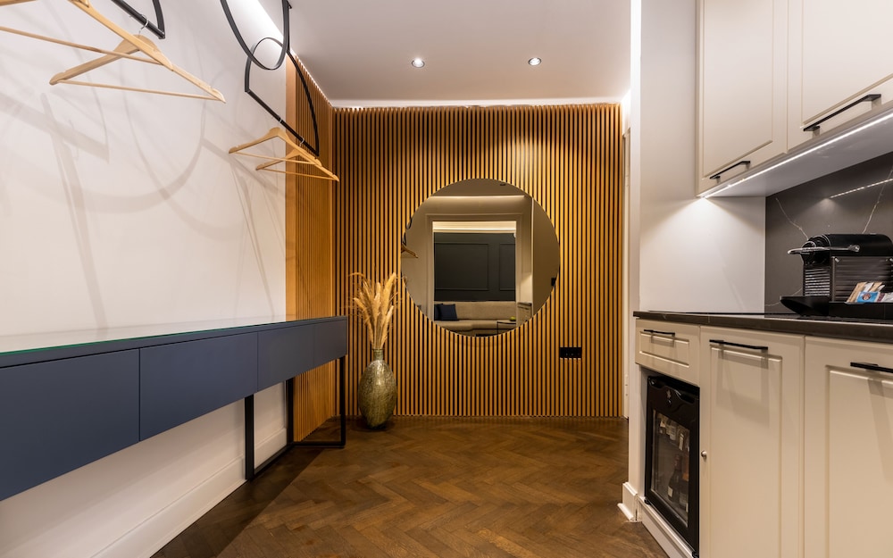 One Luxury Suites 64/72