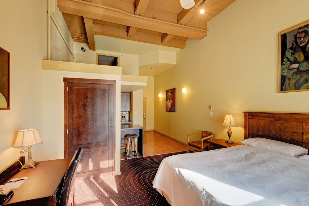 CONDO, DELUXE, STUDIO, KING BED