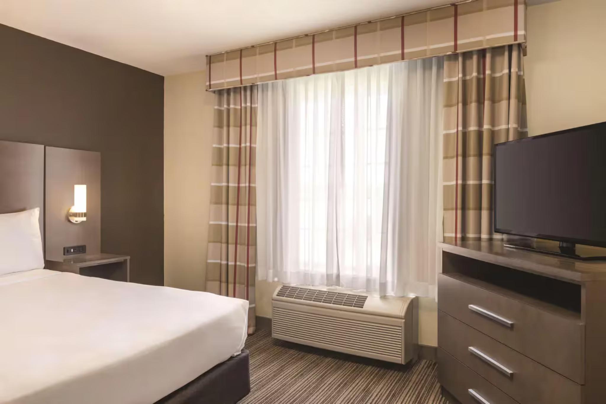 Suite, 1 Queen and 1 Single Bed, Country Inn & Suites by Radisson, Albert Lea - Austin 3/4