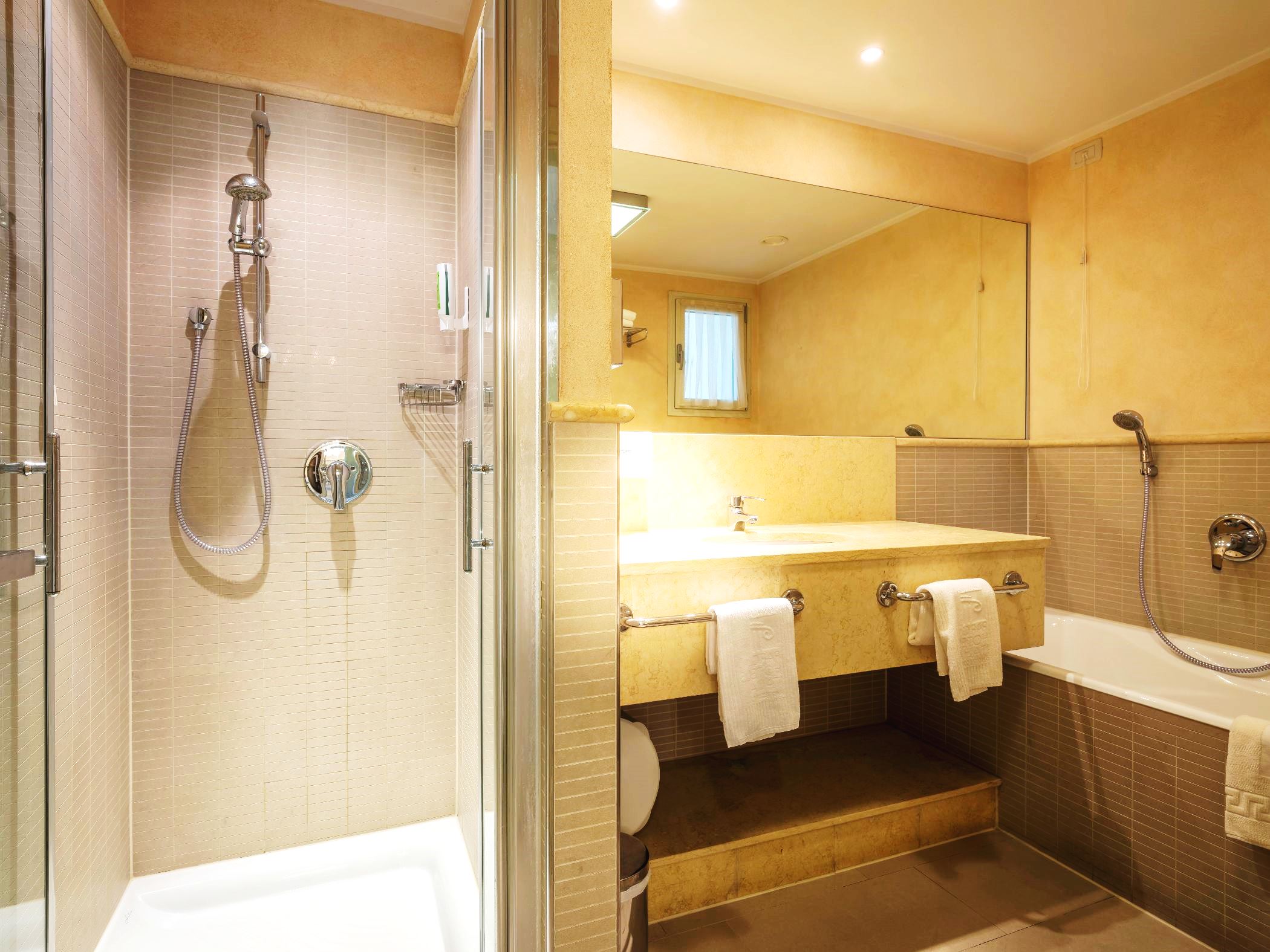 جناح ثلاثي، Parc Hotel Germano Suites 2/2