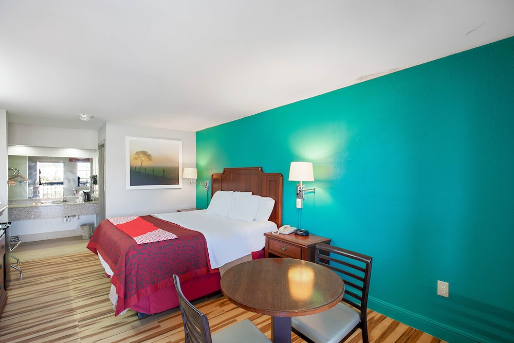 Hotel O Columbia Downtown near I-65 37/43