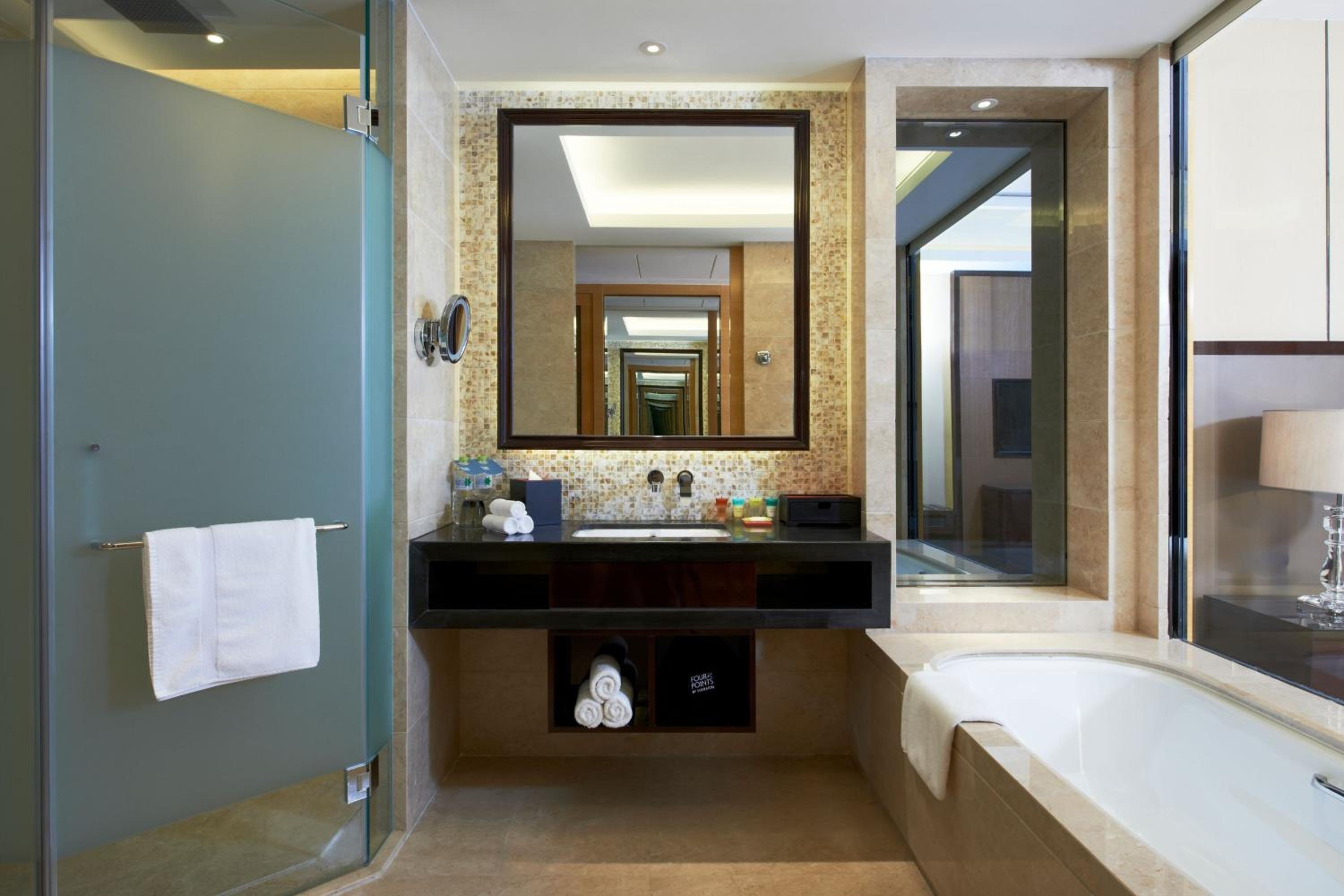 Guest Room, King Bed, Club Floor, High Floor