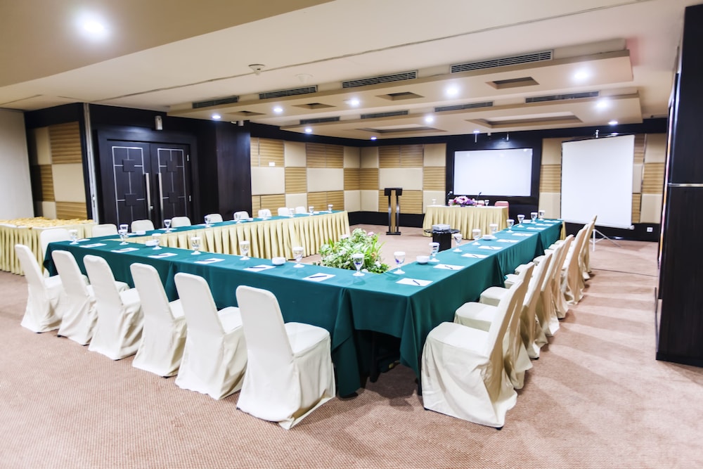 Orchardz Jayakarta Hotel 67/73