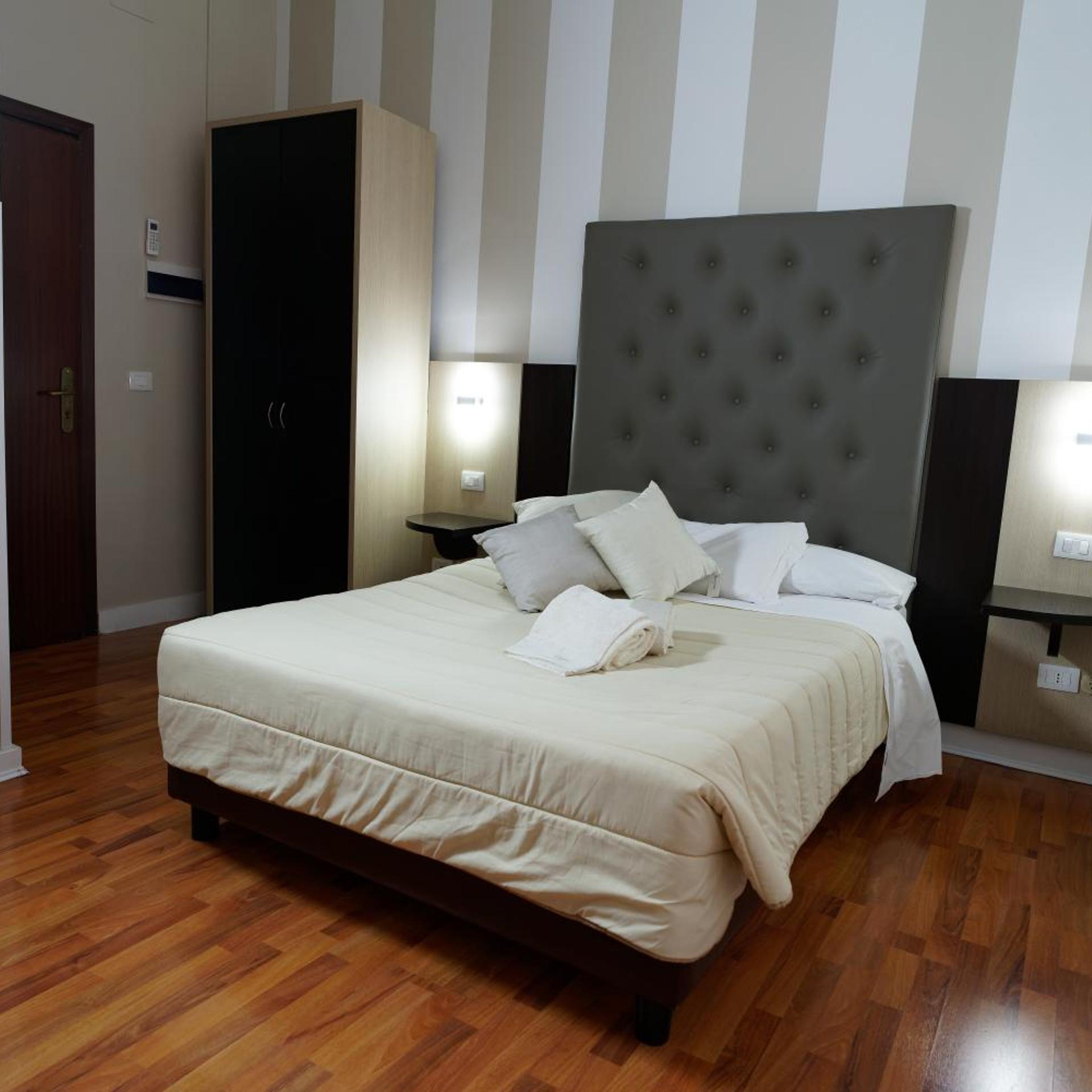Room, French Bed، Hotel Sant Elia 3/8