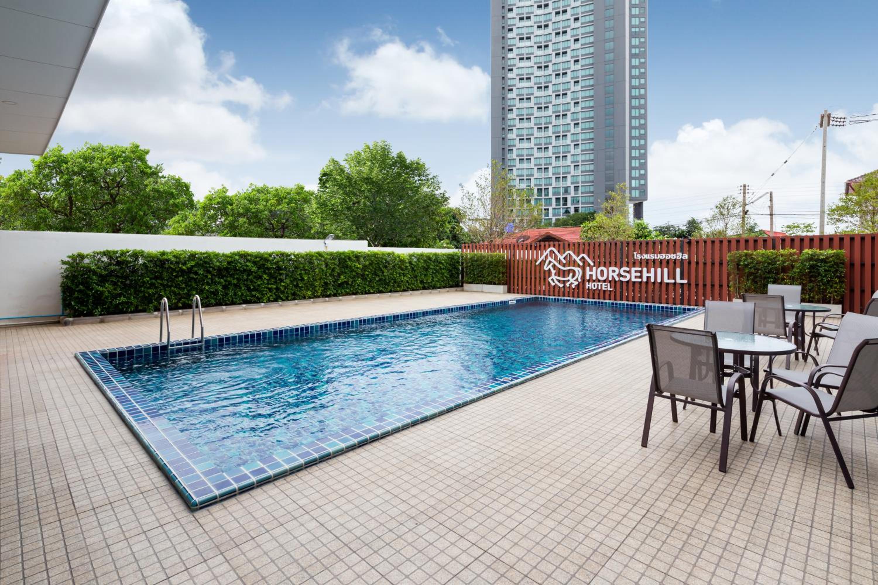 Horsehill Hotel Sriracha 3/25