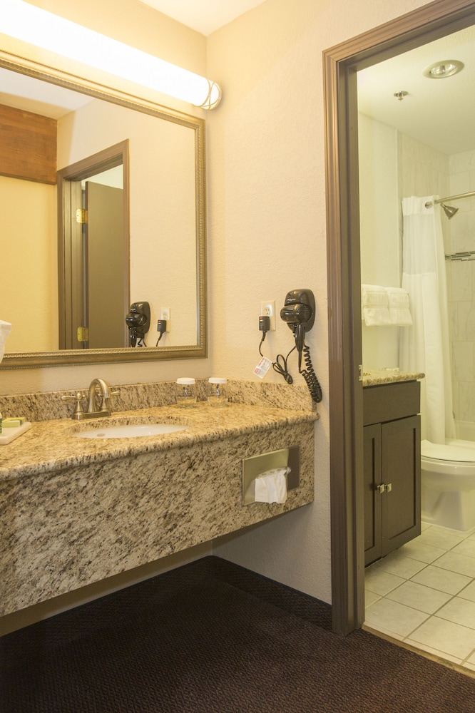 Ivy Court Inn And Suites 24/49
